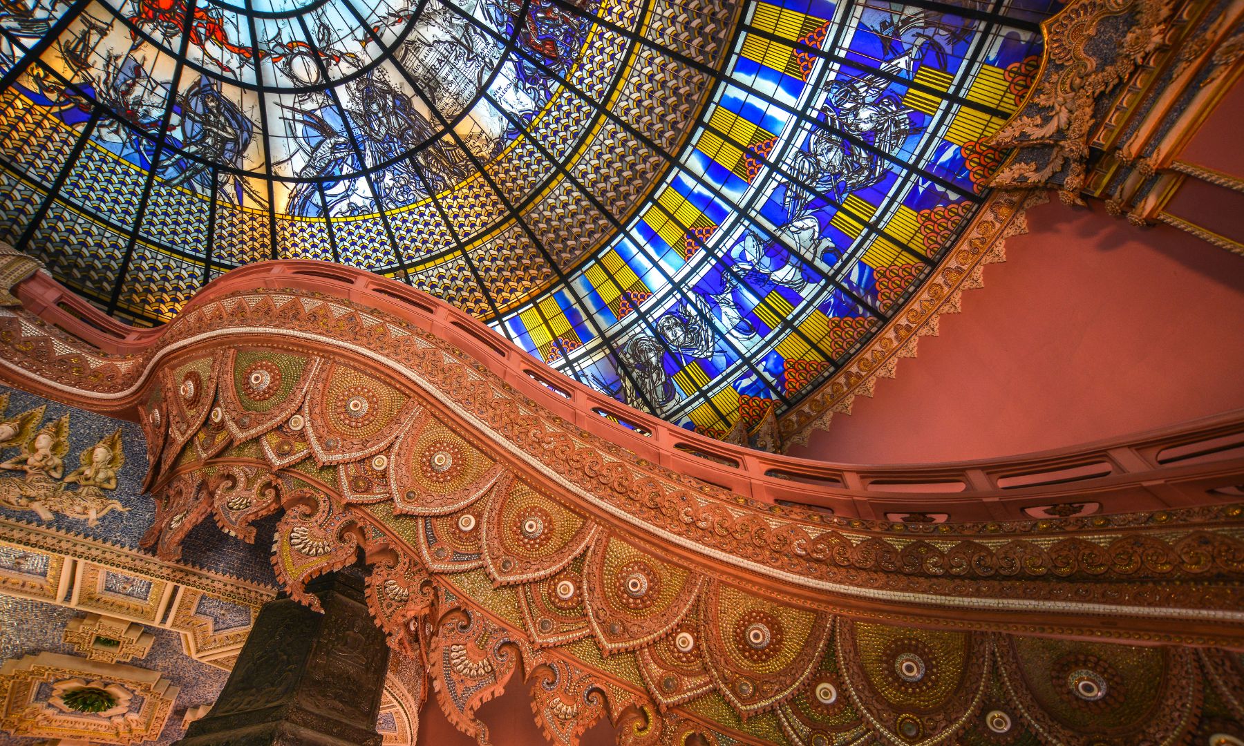 ガイドブックでもおなじみの映えスポット「エラワンミュージアム」